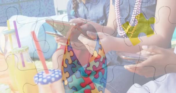 Animering Färgglada Pusselbitar Band Över Barn Som Använder Tabletter Autism — Stockvideo