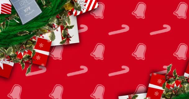 圣诞装饰品 铃铛和糖果手杖图案在红色背景上的动画 圣诞节 传统和庆祝概念数字制作的视频 — 图库视频影像