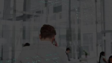 Beyaz iş adamının ofisteki arka planda finansal veri işleme animasyonu. küresel iş, finans ve veri işleme kavramı dijital olarak oluşturulmuş video.