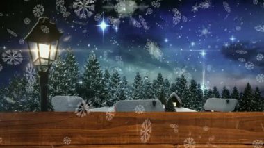 Kar taneleri, kış manzarasına ve gece gökyüzüne düşen kara karşı ahşap kalasların üzerinde. Noel şenliği ve kutlama konsepti