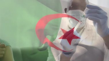 Cezayir bayrağının, yüz maskesi takan ve aşı taşıyan doktorların üzerinde dalgalanması. küresel tıp, covid 19 pandemik konsept sırasında sağlık hizmetleri dijital olarak üretilen video.