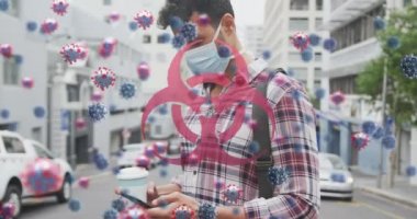 Yüz maskesi takan beyaz adamın üzerinde virüs hücreleri ve biyolojik tehlike işareti var. küresel covid 19 salgın hastalık ve sağlık konsepti dijital olarak üretilen video.