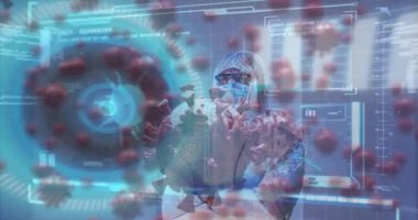 Yüz maskesi takan erkek doktor üzerinde kovid hücrelerin ve dijital arayüzün animasyonu. küresel tıp, sağlık ve teknoloji covid 19 salgın konsepti boyunca dijital olarak üretilen video.