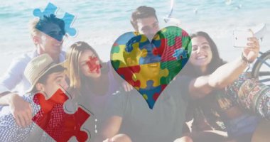 Renkli yapboz parçalarının animasyonu. Yaz plaj partisinde mutlu arkadaşlar yerine kalp ve otizm metinleri. otizm, öğrenme güçlüğü, destek ve farkındalık kavramı dijital olarak oluşturulmuş video.