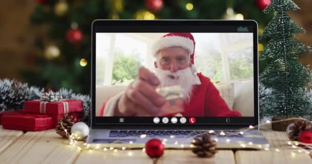 Älterer Kaukasischer Mann Weihnachtsmannkostüm Auf Videoanruf Laptop Mit Weihnachtsschmuck Und — Stockvideo