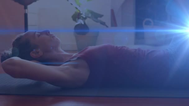 在家里锻炼的高加索女人身上闪烁着光芒的动画 全球连接 社交媒体 技术和数字接口概念 — 图库视频影像