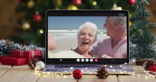 Casal Sênior Caucasiano Acenando Videochamada Laptop Com Árvore Natal Natal — Vídeo de Stock