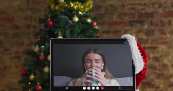 快乐的高加索女人在电脑上的视频通话 与圣诞装饰和树 节日和通信技术数码合成录像 — 图库视频影像