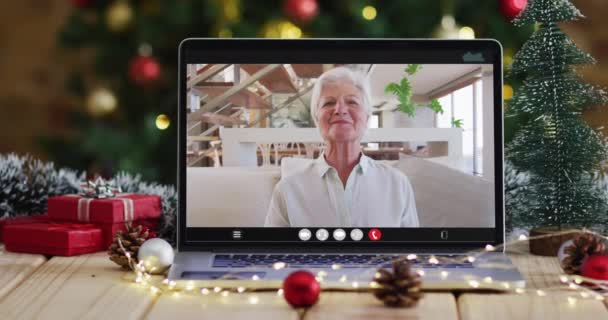 Mujer Mayor Caucásica Feliz Videollamada Ordenador Portátil Con Decoraciones Navidad — Vídeos de Stock