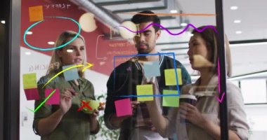 Ofiste tartışan bir grup farklı iş adamının arayüz çiziminin animasyonu. küresel ağlar, iş dünyası, veri işleme ve dijital arayüz kavramı dijital olarak oluşturulmuş video.