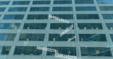 Şehir manzarası üzerinde değişen ve veri işleme numaralarının animasyonu. küresel iş, veri işleme ve dijital arayüz kavramı dijital olarak oluşturulmuş video.