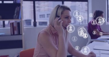 Telefon kulaklığı kullanan beyaz iş adamlarının medya simgelerinin canlandırılması. küresel ağlar, iş dünyası, veri işleme ve dijital arayüz kavramı dijital olarak oluşturulmuş video.