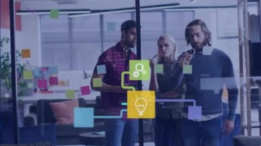 Farklı iş adamlarının cam duvara not almaları üzerine medya simgelerinin canlandırılması. küresel ağlar, iş dünyası, veri işleme ve dijital arayüz kavramı dijital olarak oluşturulmuş video.