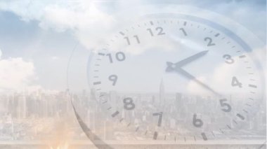 Saatin üstünde hareket eden şehir manzarası animasyonu. küresel ağlar, iş dünyası, veri işleme ve dijital arayüz kavramı dijital olarak oluşturulmuş video.