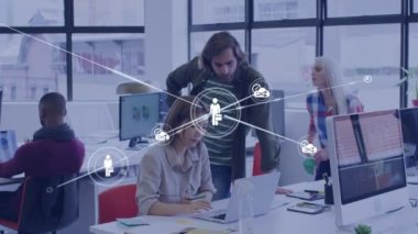 Dizüstü bilgisayar kullanan farklı iş adamlarının medya simgelerinin animasyonu. küresel ağlar, iş dünyası, veri işleme ve dijital arayüz kavramı dijital olarak oluşturulmuş video.