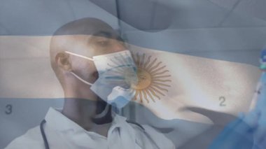 Arjantin bayrağının, yüz maskesi takmış ve elinde aşı tutan bir doktorun üzerinde dalgalanması. küresel tıp, covid 19 pandemik konsept sırasında sağlık hizmetleri dijital olarak üretilen video.