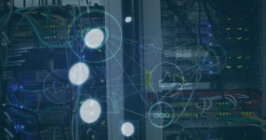 Bağlantı ağı ve sunucu odası üzerinden halka yükleme animasyonu. küresel iş, veri işleme, bağlantılar ve dijital arayüz konsepti dijital olarak oluşturulmuş video.