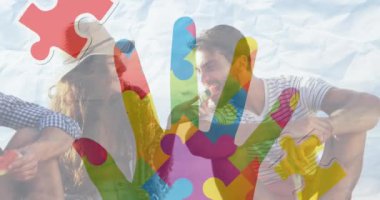 Renkli yapboz parçalarının animasyonu yaz plaj partisinde mutlu arkadaşları teslim ediyor. otizm, öğrenme güçlüğü, destek ve farkındalık kavramı dijital olarak oluşturulmuş video.