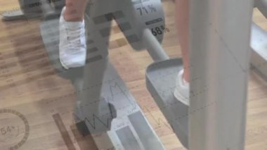 Formda kadın egzersizi üzerine istatistiklerin animasyonu. küresel bağlantılar, spor, fitness ve veri işleme konsepti dijital olarak oluşturulmuş video.