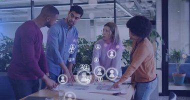 Toplantı sırasında çeşitli iş adamları üzerinde medya simgelerinin canlandırılması. küresel ağlar, iş dünyası, veri işleme ve dijital arayüz kavramı dijital olarak oluşturulmuş video.