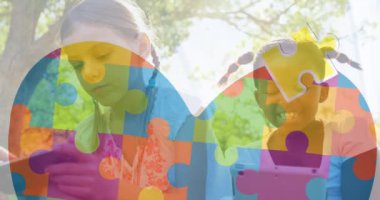 Renkli yapboz parçalarının animasyonu okul kızlarına karşı tablet kullanılıyor. otizm, öğrenme güçlüğü, destek ve farkındalık kavramı dijital olarak oluşturulmuş video.