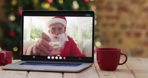 Älterer Kaukasischer Mann Weihnachtsmannkostüm Auf Videoanruf Laptop Mit Weihnachtsschmuck Und — Stockvideo