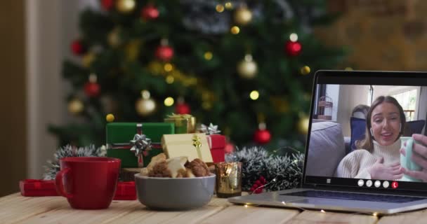 Mulher Caucasiana Feliz Videochamada Laptop Com Decorações Natal Árvore Natal — Vídeo de Stock