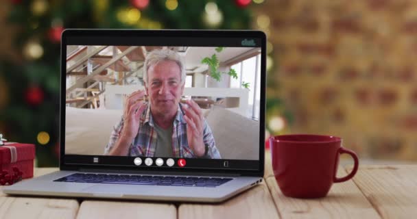 Starszy Kaukaski Mężczyzna Machający Rozmowie Wideo Laptopie Dekoracjami Świątecznymi Choinką — Wideo stockowe