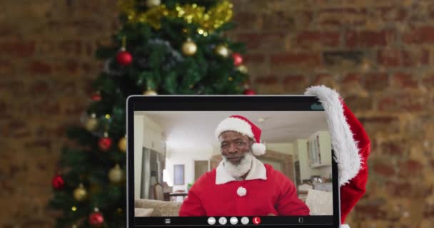 Senior Afro Amerikaanse Man Kerstman Kostuum Video Oproep Computer Met — Stockvideo