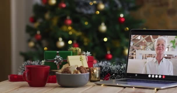 Gelukkige Blanke Senior Vrouw Video Oproep Laptop Met Kerstversiering Boom — Stockvideo