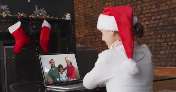 가족들 노트북 통화를 모자를 여성이 웃으며 내리는 애니메이션이다 크리스마스 디지털로 — 비디오