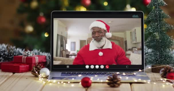 Starszy Afroamerykanin Kostiumie Mikołaja Wideo Telefonie Laptopie Choinką Boże Narodzenie — Wideo stockowe