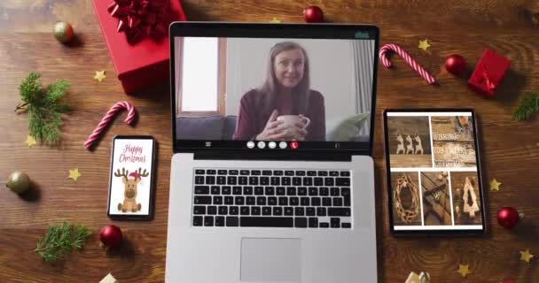 带着智能手机 平板电脑和装饰品在笔记本电脑上的视频通话中快乐的高加索老年女性 节日和通信技术数码合成录像 — 图库视频影像