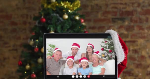 Familia Feliz Vistiendo Sombreros Santa Claus Videollamada Con Decoraciones Navideñas — Vídeo de stock