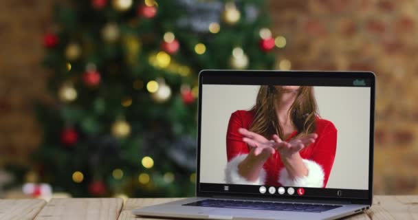 Mulher Caucasiana Feliz Traje Papai Noel Videochamada Laptop Com Decorações — Vídeo de Stock