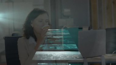 Beyaz iş kadınının ofisindeki ekranlarda finansal veri işleme animasyonu. küresel iş, finans ve veri işleme kavramı dijital olarak oluşturulmuş video.