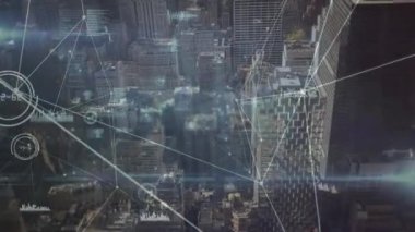 Şehir manzarası üzerindeki bağlantı ağının ve veri işleme ağının animasyonu. küresel bağlantılar ve dijital arayüz konsepti dijital olarak oluşturulmuş video.