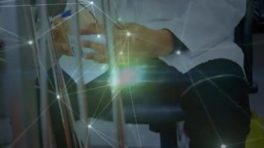 Doktor üzerinden bağlantı ağının animasyonu. küresel bilim, bağlantılar, veri işleme ve dijital arayüz kavramı dijital olarak oluşturulmuş video.