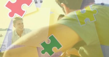 Renkli yapboz parçalarının ve insan beyninin yaz plaj partisinde mutlu arkadaşlara göre animasyonu. otizm, öğrenme güçlüğü, destek ve farkındalık kavramı dijital olarak oluşturulmuş video.