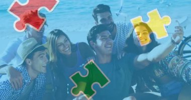 Yaz plaj partisinde mutlu arkadaşlar üzerine renkli yapboz parçaları. otizm, öğrenme güçlüğü, destek ve farkındalık kavramı dijital olarak oluşturulmuş video.