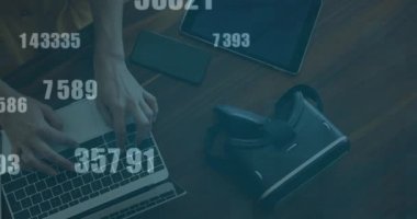 VR kulaklık kullanan beyaz kadın üzerindeki numaraların animasyonu. Sosyal medya ve iletişim arayüzü kavramı dijital olarak oluşturulmuş video.