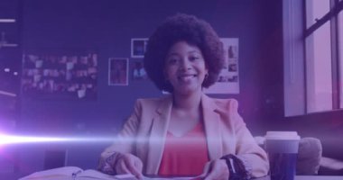 Afro-Amerikan iş kadınının video görüşmesi ve gülümsemesi üzerine ışıklı noktaların canlandırılması. küresel ağlar, iş dünyası, veri işleme ve dijital arayüz kavramı dijital olarak oluşturulmuş video.