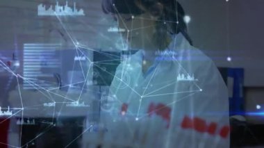 Doktor üzerinden bağlantılar ve veri işleme ağının animasyonu. küresel bağlantılar, veri işleme ve dijital arayüz konsepti dijital olarak oluşturulmuş video.