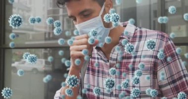 Yüz maskesi takan ve öksüren beyaz adamın üzerinde virüs hücreleri ve biyolojik tehlike işareti var. küresel covid 19 salgın hastalık ve sağlık konsepti dijital olarak üretilen video.