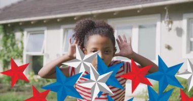 Kırmızı, mavi ve beyaz yıldızların mutlu Afro-Amerikan kızlarının eğlenmesi üzerine animasyonu. Amerikan vatanseverliği ve bağımsızlık kavramı dijital olarak oluşturulmuş video.