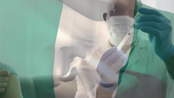 Animación Bandera Nigeria Ondeando Sobre Médico Con Mascarilla Facial Celebración — Vídeo de stock