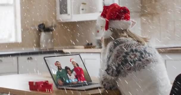 Animacja Śniegu Spadającego Białą Kobietę Czapce Świętego Mikołaja Laptopie Wideo — Wideo stockowe