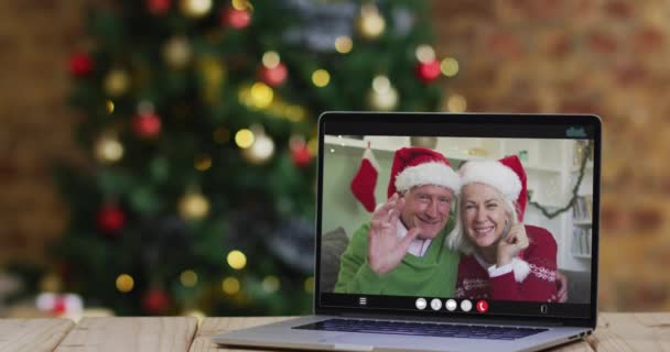 Ein Kaukasisches Seniorenpaar Winkt Auf Dem Laptop Mit Dem Weihnachtsbaum — Stockvideo