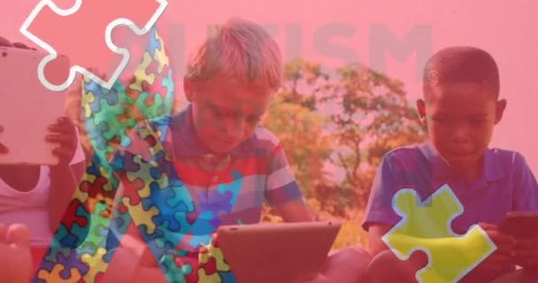 Çocukların Tablet Kullanması Üzerine Renkli Yapboz Parçaları Otizm Metinlerinin Animasyonu — Stok video