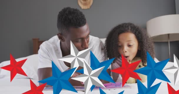 蓝星和白星在非洲裔美国人的父亲和女儿身上的动画 美国爱国主义和独立的概念数字生成视频 — 图库视频影像